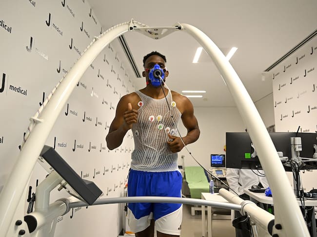 Jhon Janer Lucumí presentando exámenes médicos con la Juventus / X: @juventusfc.