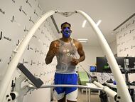 Jhon Janer Lucumí presentando exámenes médicos con la Juventus / X: @juventusfc.
