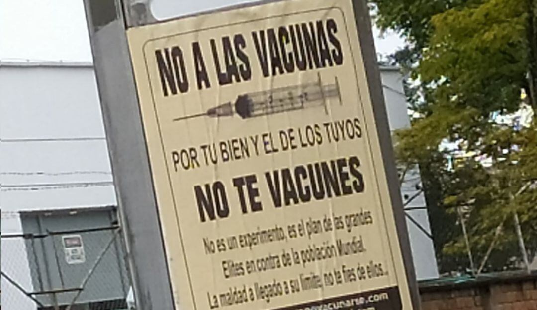 Carteles invitando a NO VACUNARSE