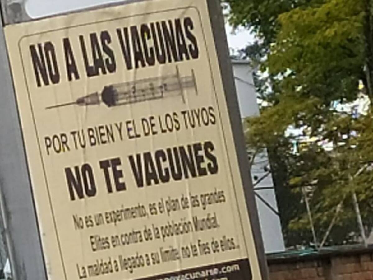 Aparecen carteles en las calles de Cali que invitan a no vacunarse