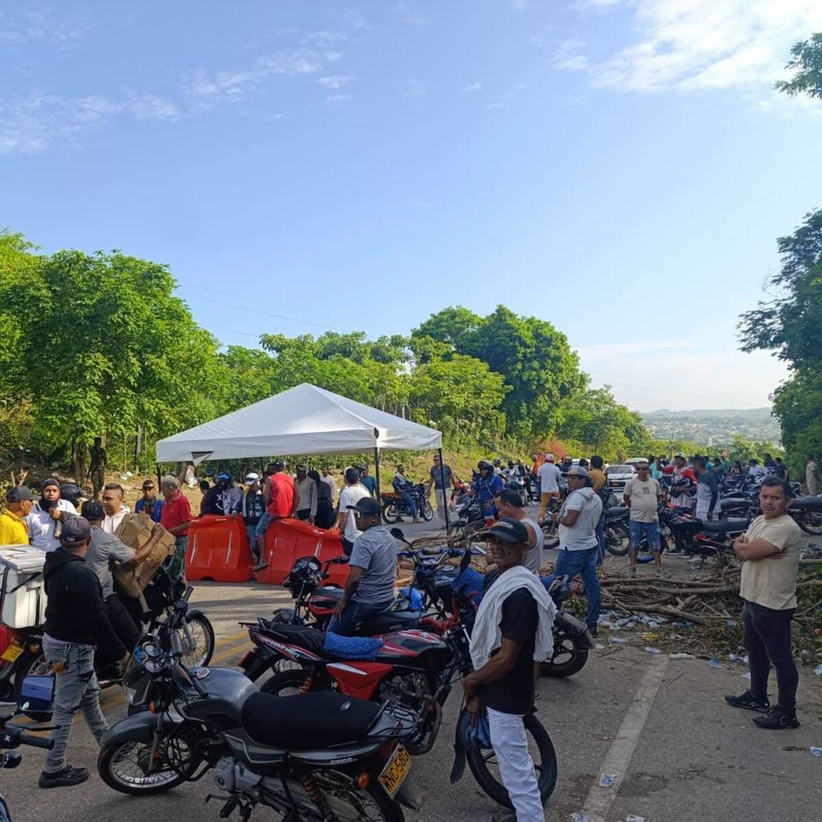 Bloqueo por falta de agua paraliza Troncal de Occidente a la altura de San Jacinto