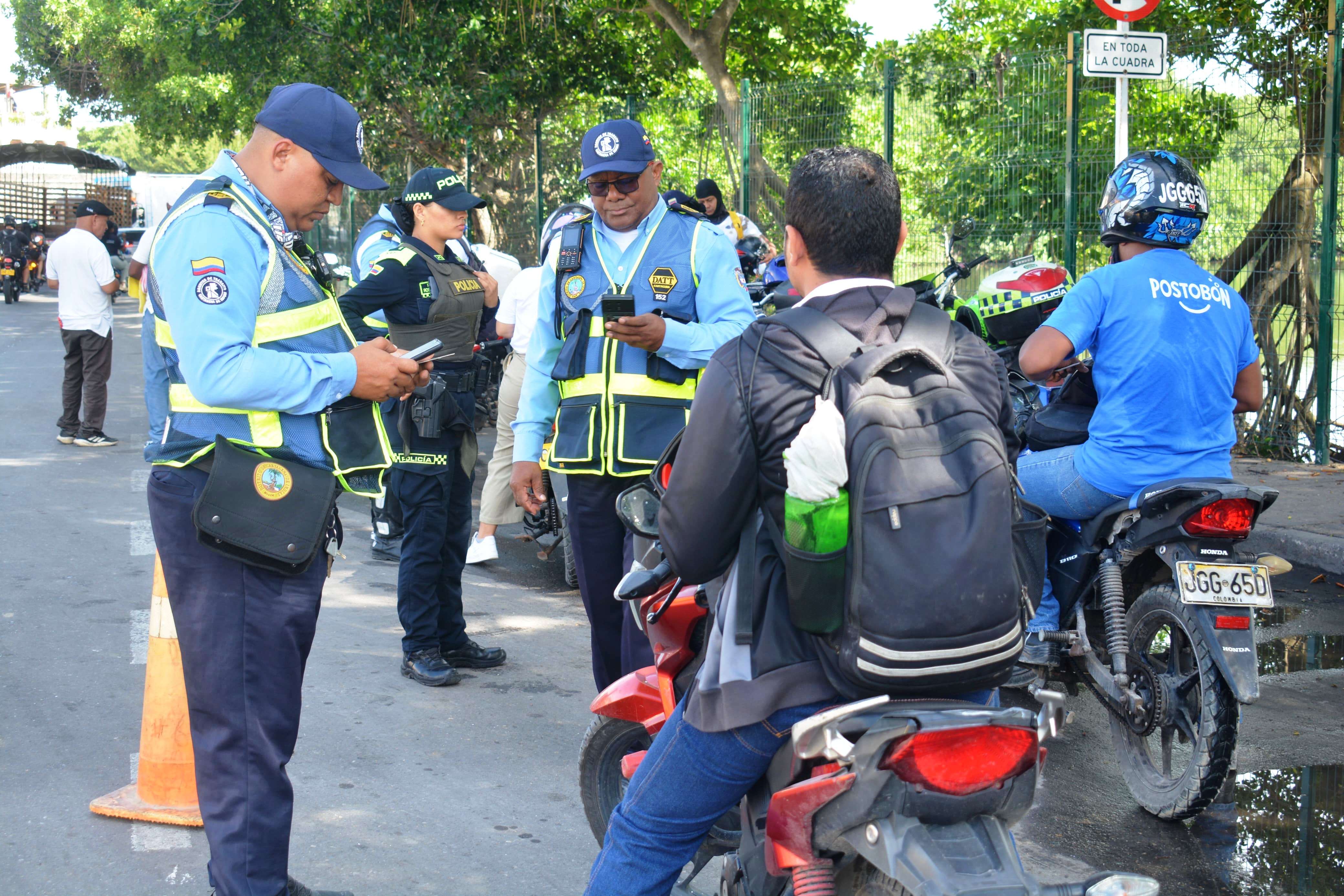 23 motos y seis vehículos fueron inmovilizados por violación de normas en Cartagena
