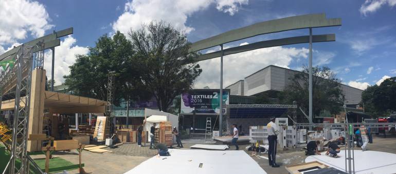 Montaje de la feria Colombiamoda 2016 en el centro de convenciones de Medellìn