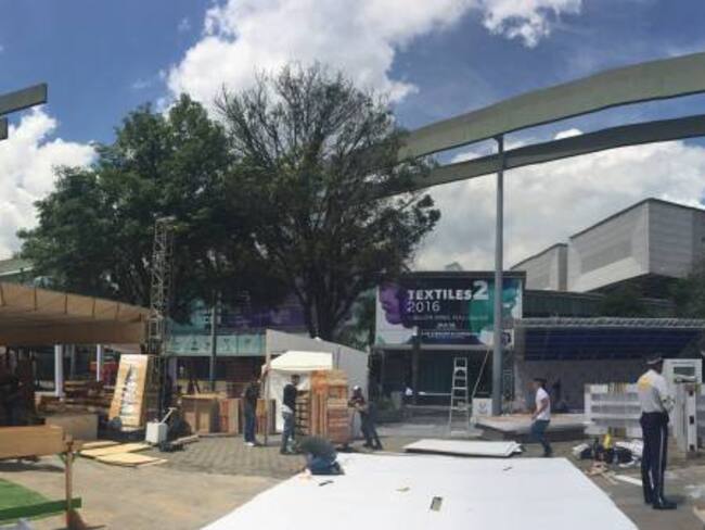 Montaje de la feria Colombiamoda 2016 en el centro de convenciones de Medellìn