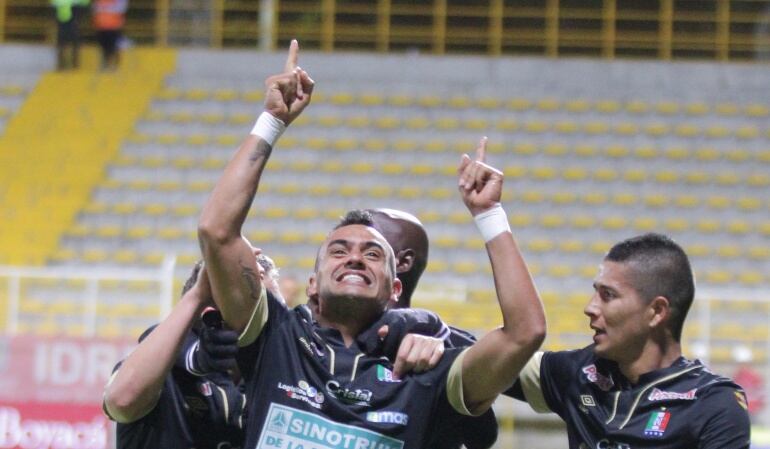 Marlon Piedrahita celebra su gol ante Atlético Nacional