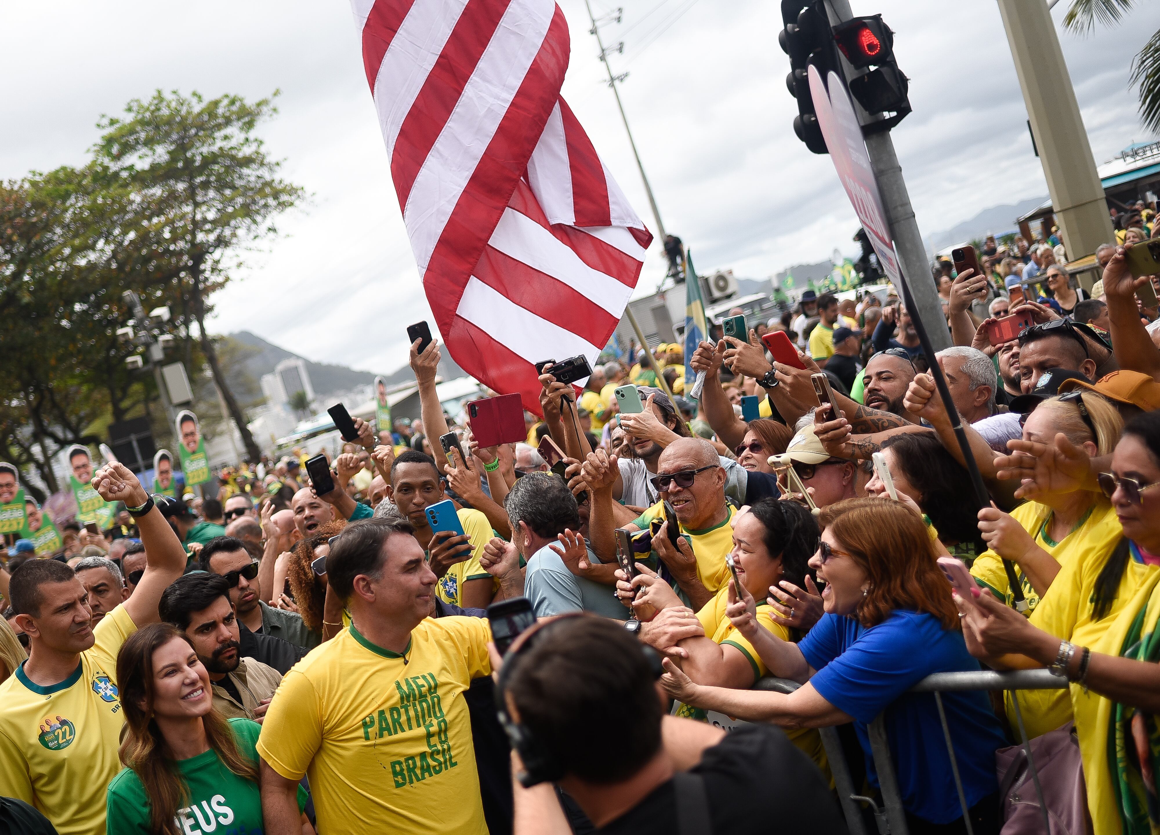 Flavio Bolsonaro en campaña por la presidencia de Brasil.
(Foto:   Fabio Teixeira/Anadolu via Getty Images)