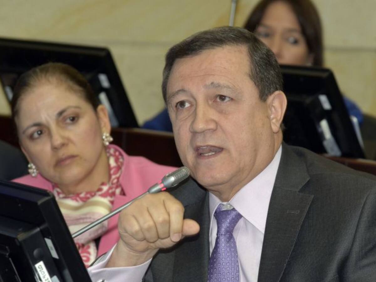 Denuncian al fiscal Montealegre por 'persecución política' contra el Uribismo