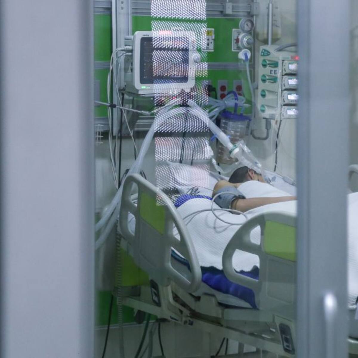 Alto número de hospitalizados por COVID-19 puede colapsar el servicio