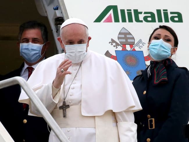 El papa Francisco en el avión que lo llevó a Bagdad