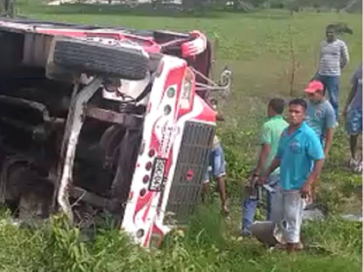 Bus terminó volcado entre Santa Rosa y Villanueva en Bolívar