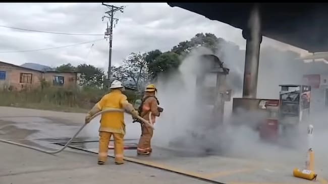 La emergencia fue atendida por los bomberos locales. Crédito: Bomberos de Timbío, Cauca.