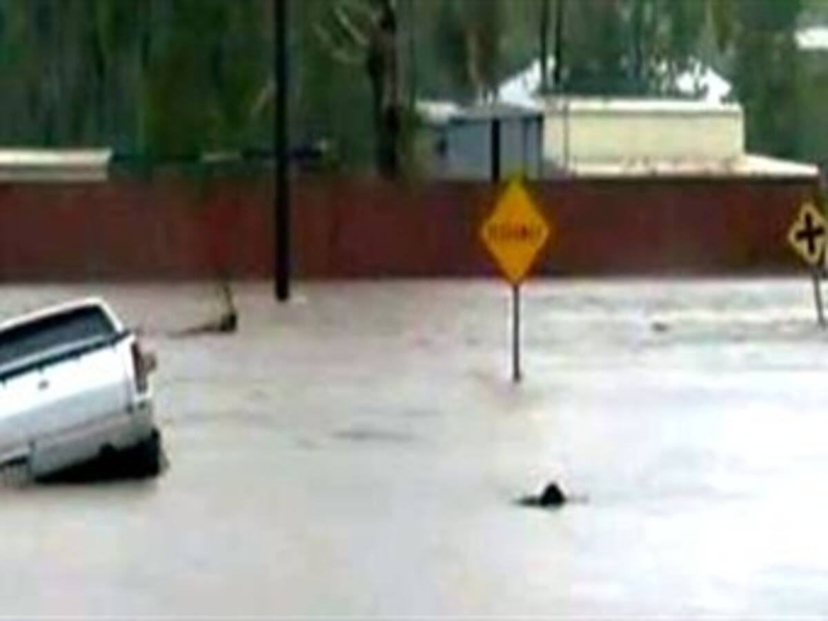 Increíble rescate bajo el agua de una joven en Australia