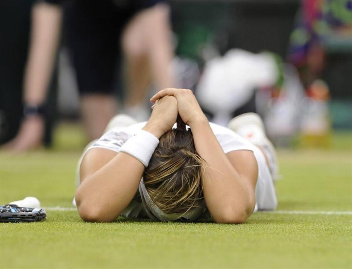 La tenista belga Kirsten Flipkens celebra su victoria en el partido de cuartos de final del torneo de Wimbledon.
