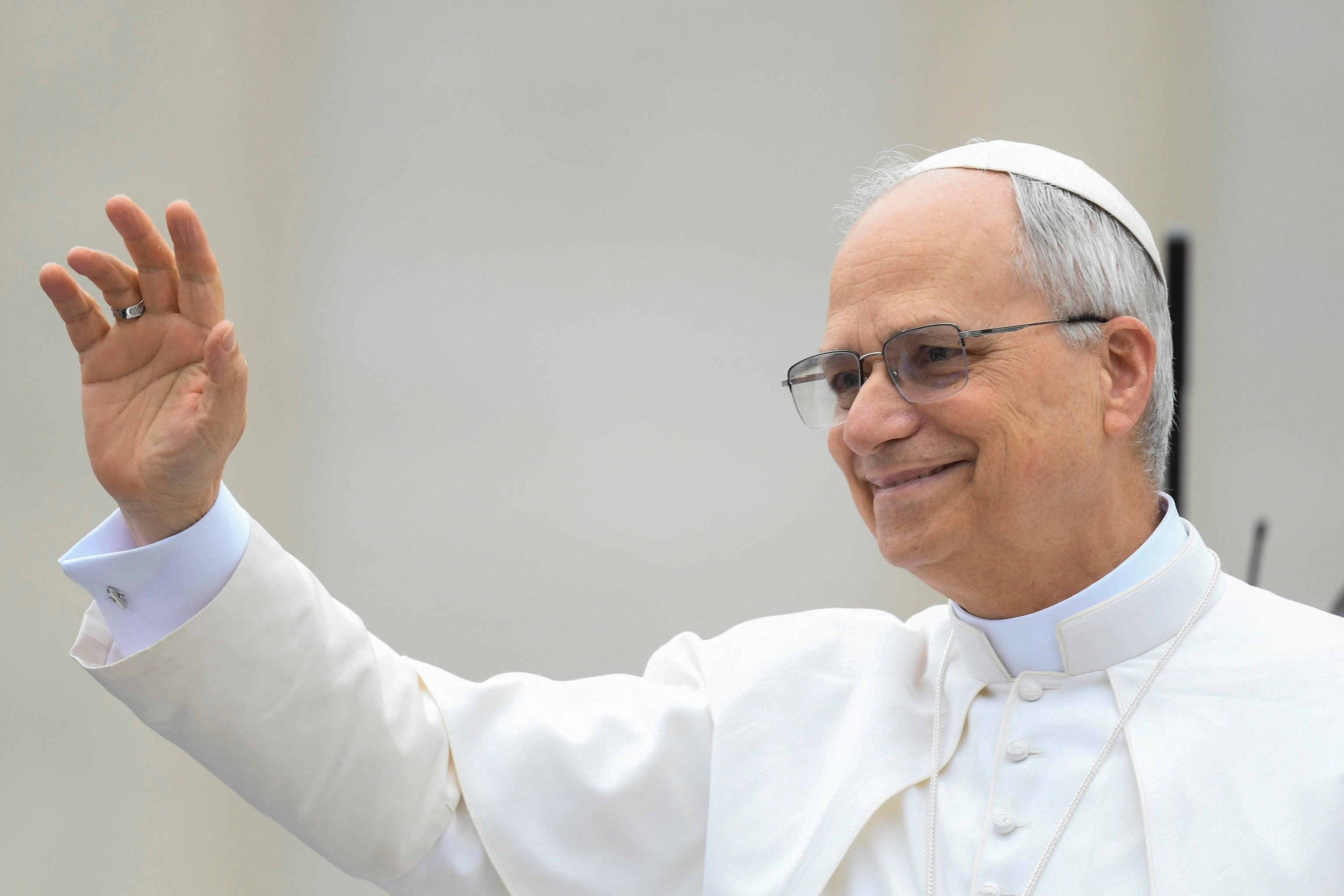 Vatican City (Vatican City State (Holy See)), 21/05/2025.- A handout picture provided by the Vatican Media shows Pope Leo XIV waving during the weekly General Audience in St. Peter's Square, in Vatican City, 21 May 2025. (Papa) EFE/EPA/VATICAN MEDIA HANDOUT HANDOUT EDITORIAL USE ONLY/NO SALES
