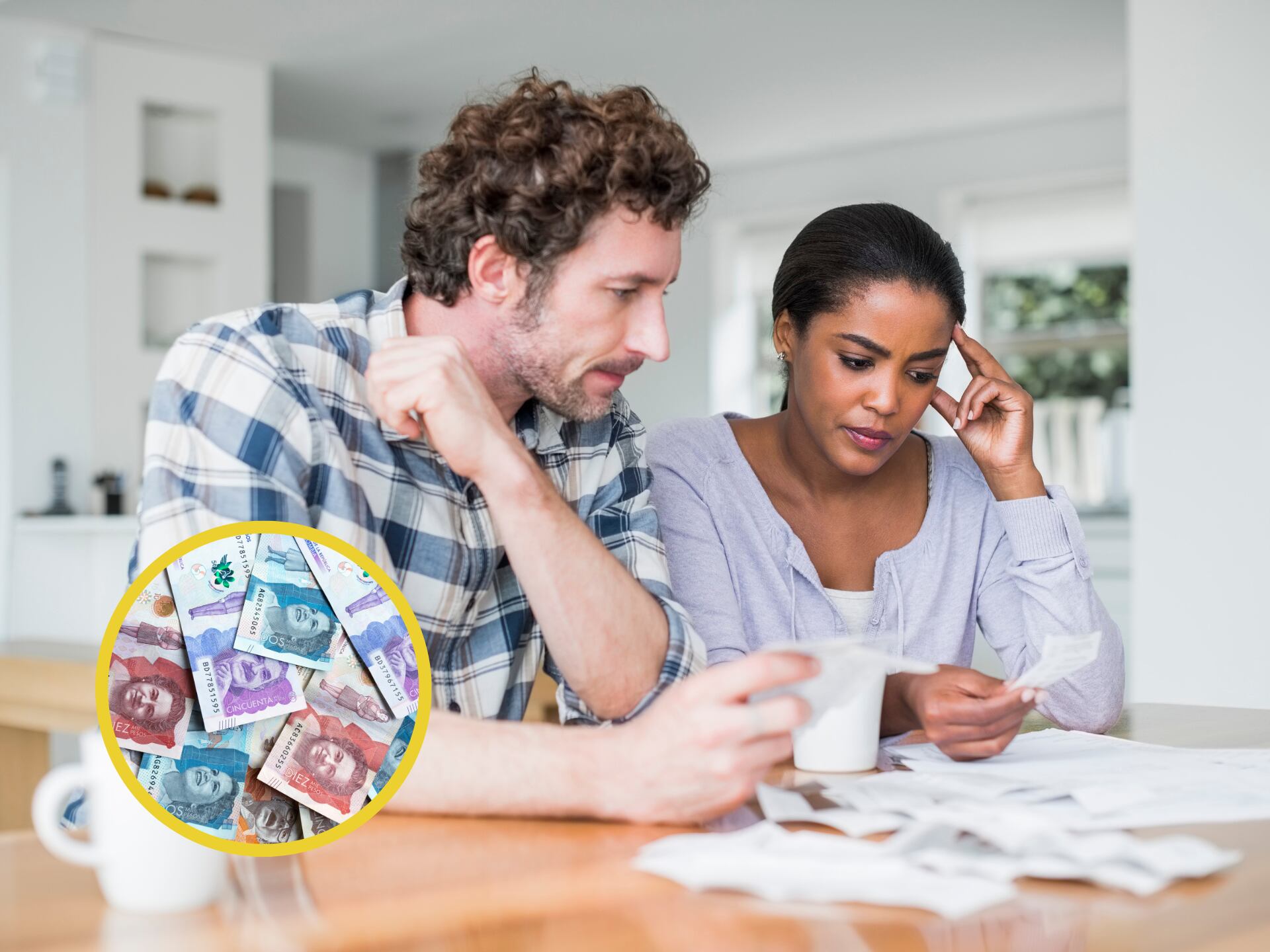 Pareja preocupada revisando facturas para la declaración de renta. En el círculo, billetes colombianos de diferente denominación (Fotos vía GettyImages)