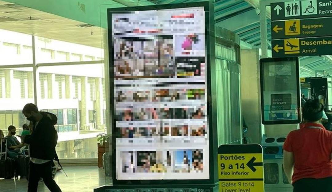 Difusión de vídeos para adultos en las pantallas del aeropuerto Santos Dumont, en Rio de Janeiro (Brasil).                 Foto: Redes sociales