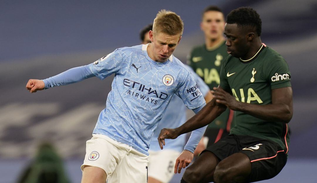 El colombiano Dávinson Sánchez disputa una pelota en la derrota de su equipo frente al Manchester City.