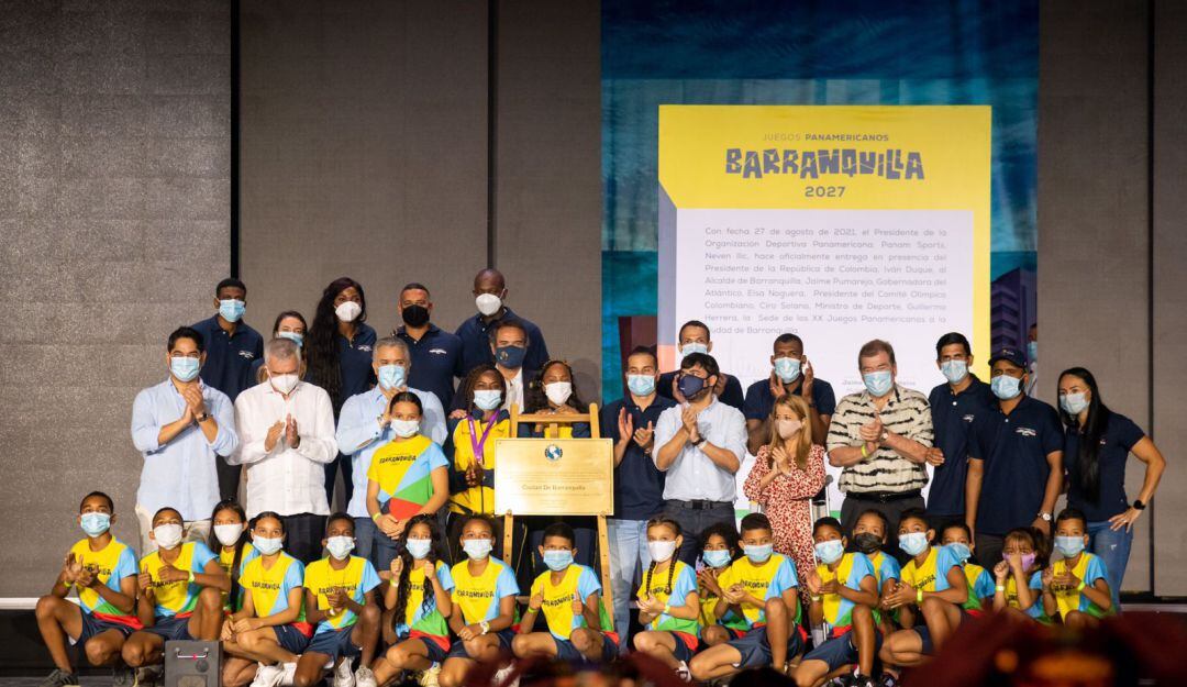 El presidente Iván Duque y las autoridades locales en el acto donde se oficilizó a Barranquilla como sede de los Juegos Panamericanos.