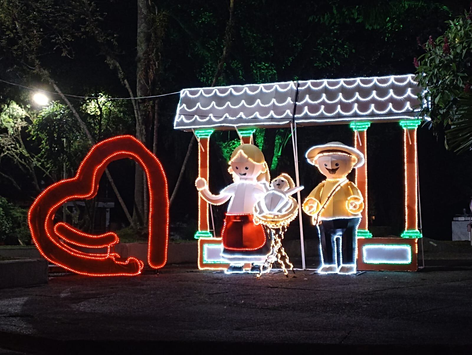 Alumbrado navideño en el parque Uribe en Armenia.