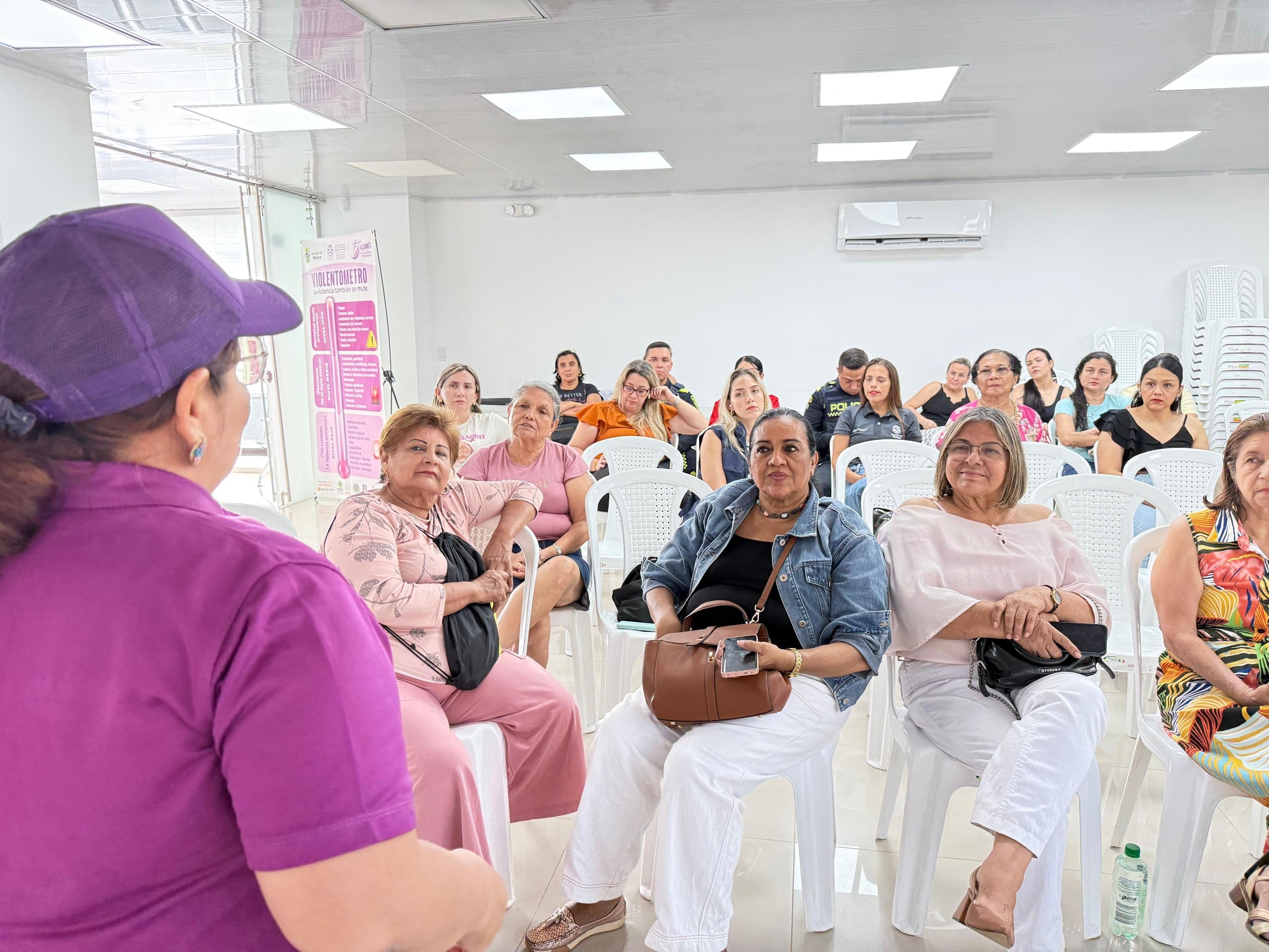 Clara Eugenia Peña, secretaria de la Mujer, Infancia y Desarrollo Social de Neiva, durante entrevista con Caracol Radio sobre el Premio a la Virtud de la Mujer Neivana 2026.