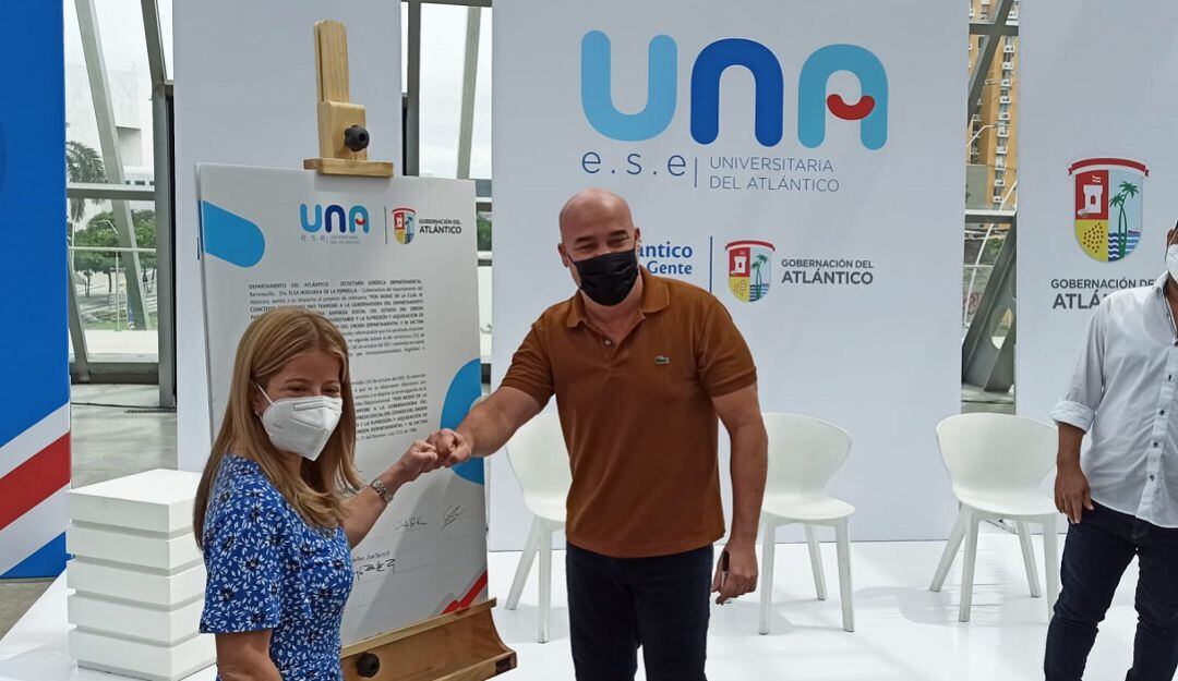 Gobernadora durante la firma simbólica.