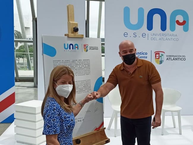 Gobernadora durante la firma simbólica.