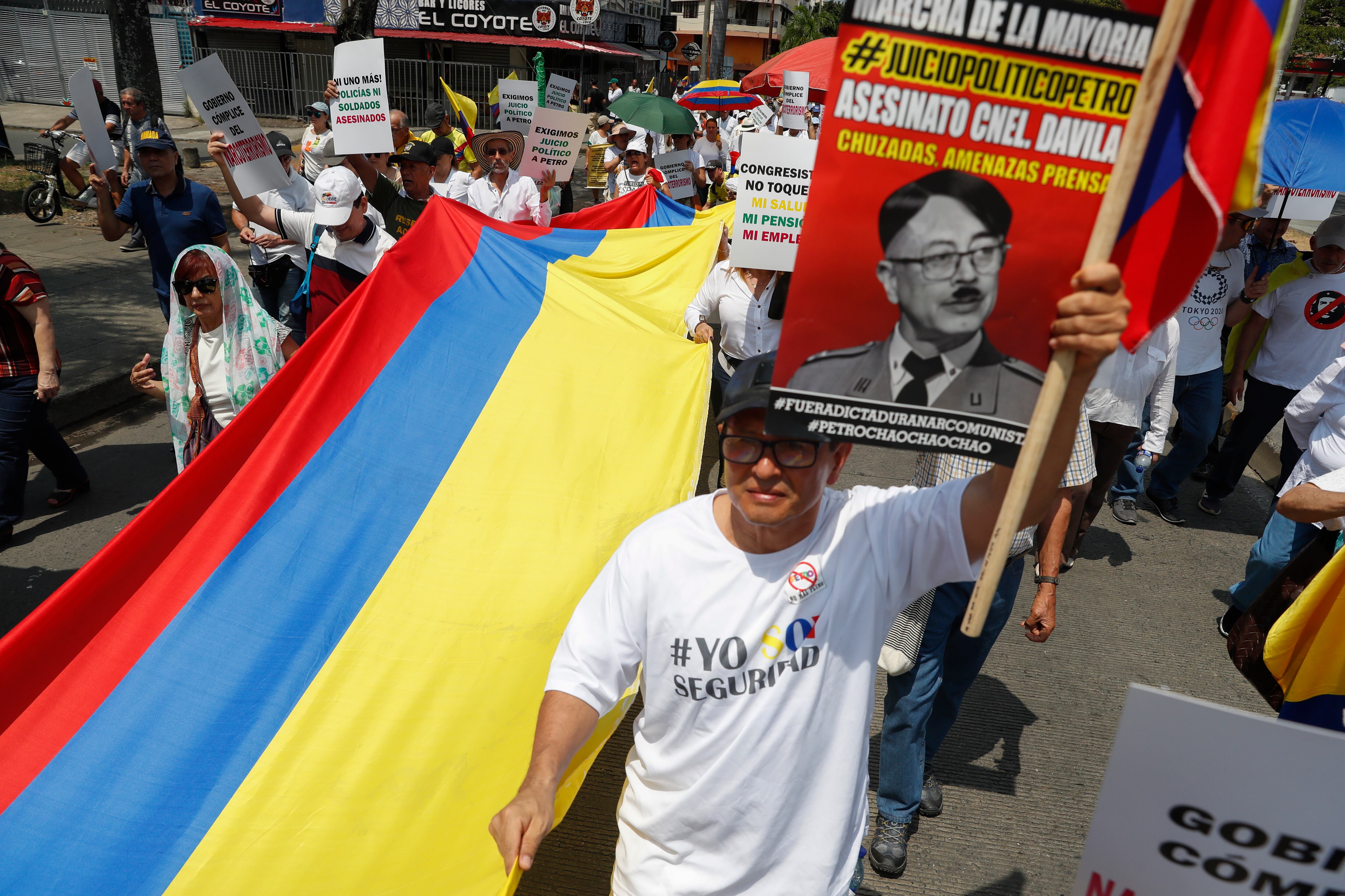 Manifestantes marchan en protesta contra el gobierno del presidente Gustavo, en Cali (Colombia). EFE/ Ernesto Guzmán