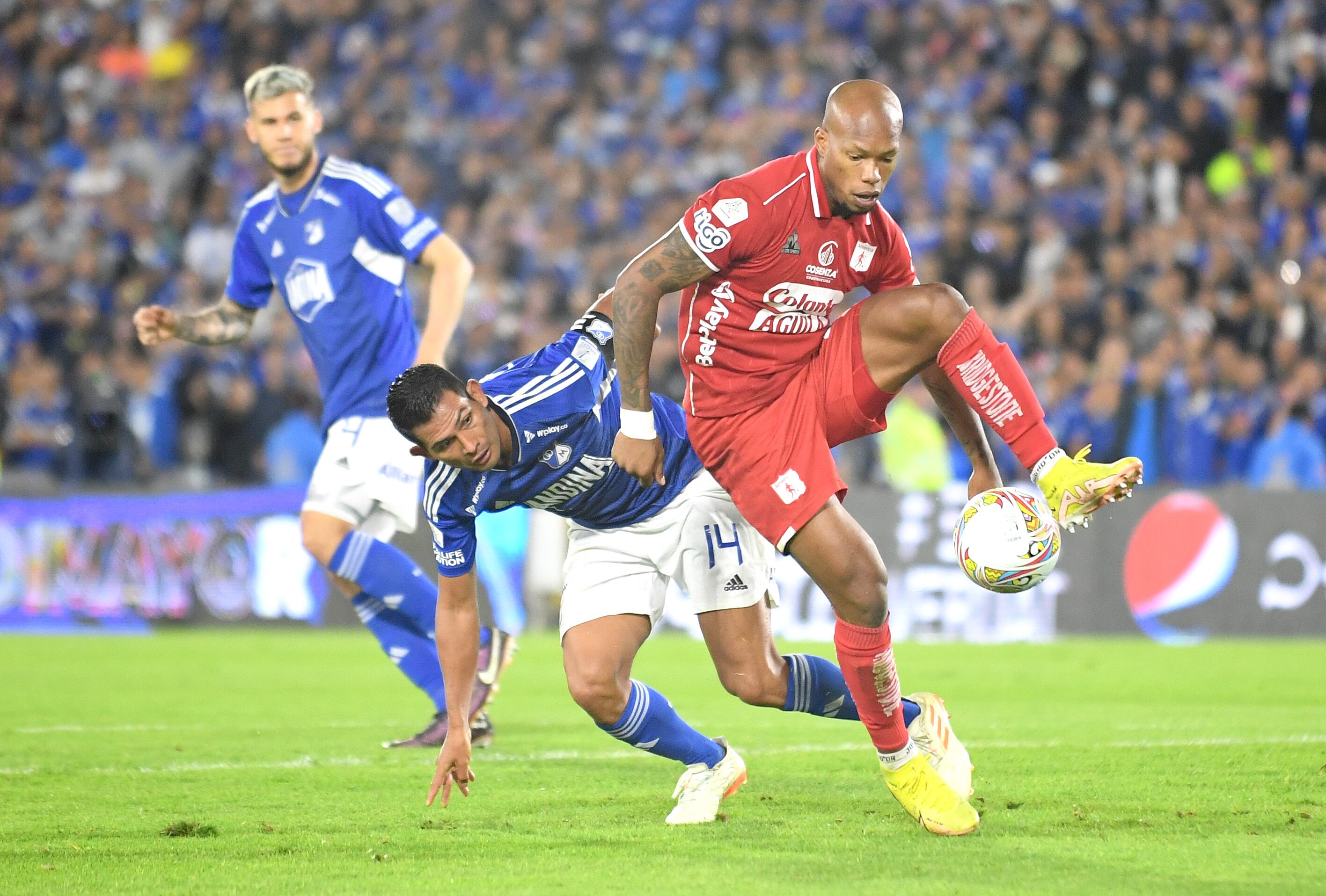 David Mackalister Silva disputa un balón con Edwin Velasco. (Photo by Daniel Munoz/VIEWpress)