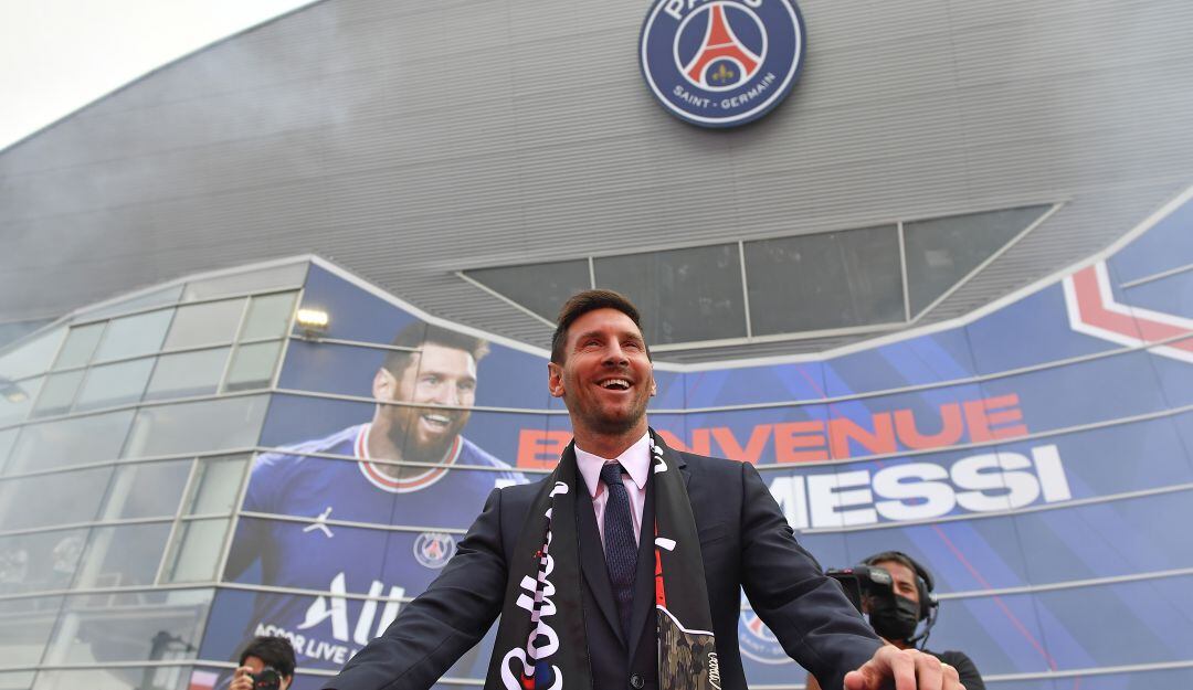 Lionel Messi saludando a los hinchas del PSG en las afueras del estadio