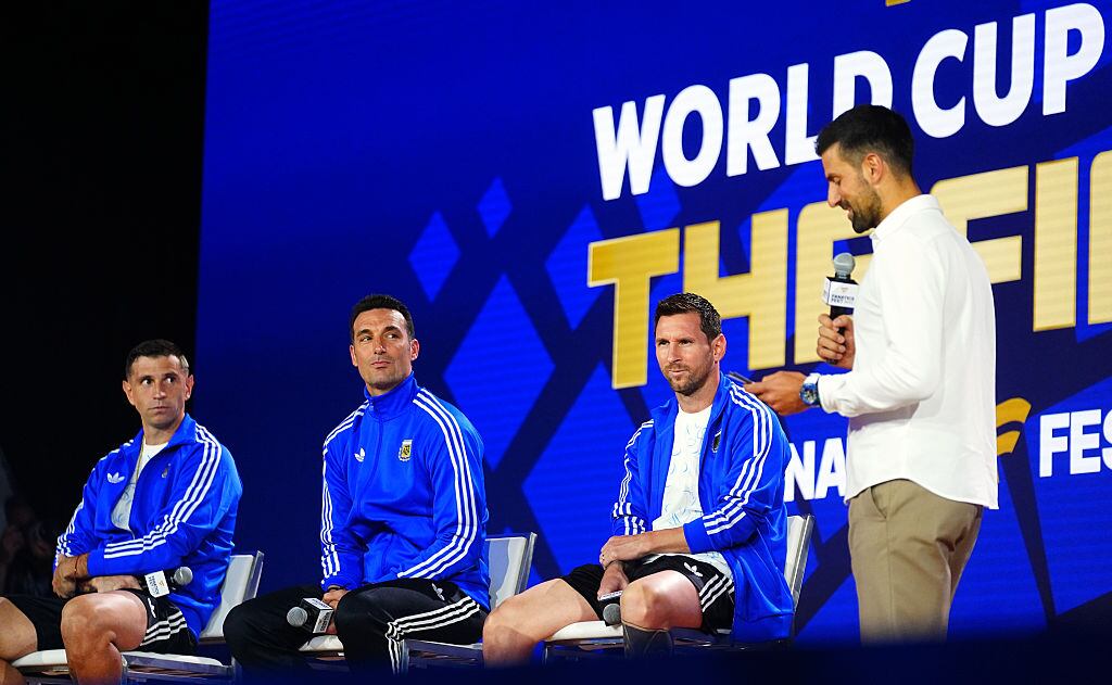 NEW YORK, UNITED STATES - JULY 17: Emiliano Martinez, Lionel Messi and Lionel Scaloni, head coach of Argentina, are seen as Serbian tennis player Novak Djokovic (R) speaks during a press conference ahead of the FIFA World Cup 2026 Final match between Spain and Argentina at Fanatics Fest at Javits Center in New York, United States on July 17, 2026. (Photo by Evrim Aydin/Anadolu via Getty Images)