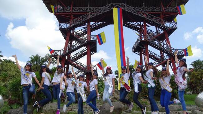 Con el fondo de la torre mirador del Parque del Café, las candidatas iniciaron su agenda real