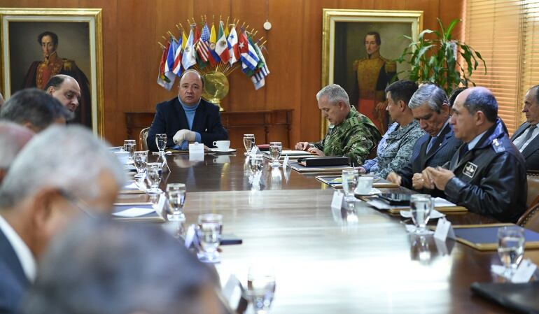 Ministro de Defensa Luis Carlos Villegas con la mesa de trabajo  del cuerpo de oficiales de la reserva activa.