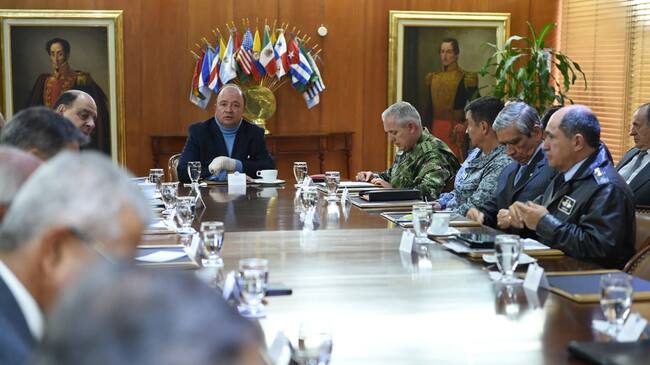 Ministro de Defensa Luis Carlos Villegas con la mesa de trabajo del cuerpo de oficiales de la reserva activa.