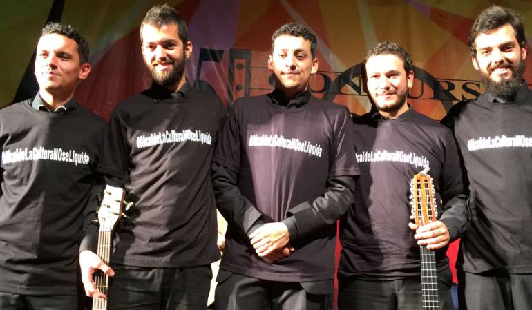 Los miembros del grupo protestaron.