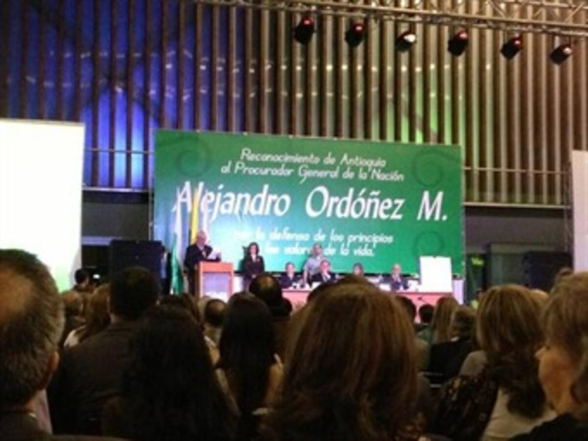 Piden al procurador Ordóñez en homenaje en Medellín que considere candidatura presidencial