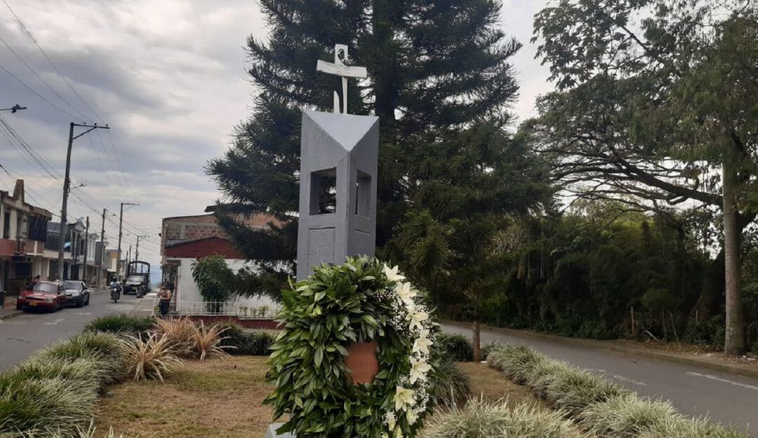 Ofrenda floral en memoria de las víctimas del terremoto de 1999 en el barrio La Brasilia en Armenia