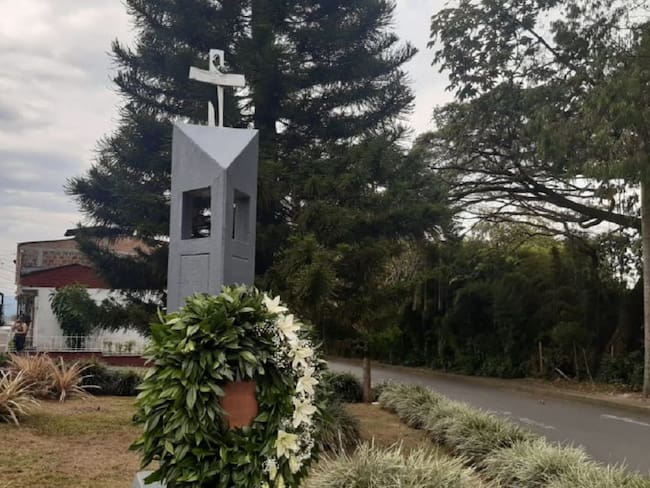 Ofrenda floral en memoria de las víctimas del terremoto de 1999 en el barrio La Brasilia en Armenia