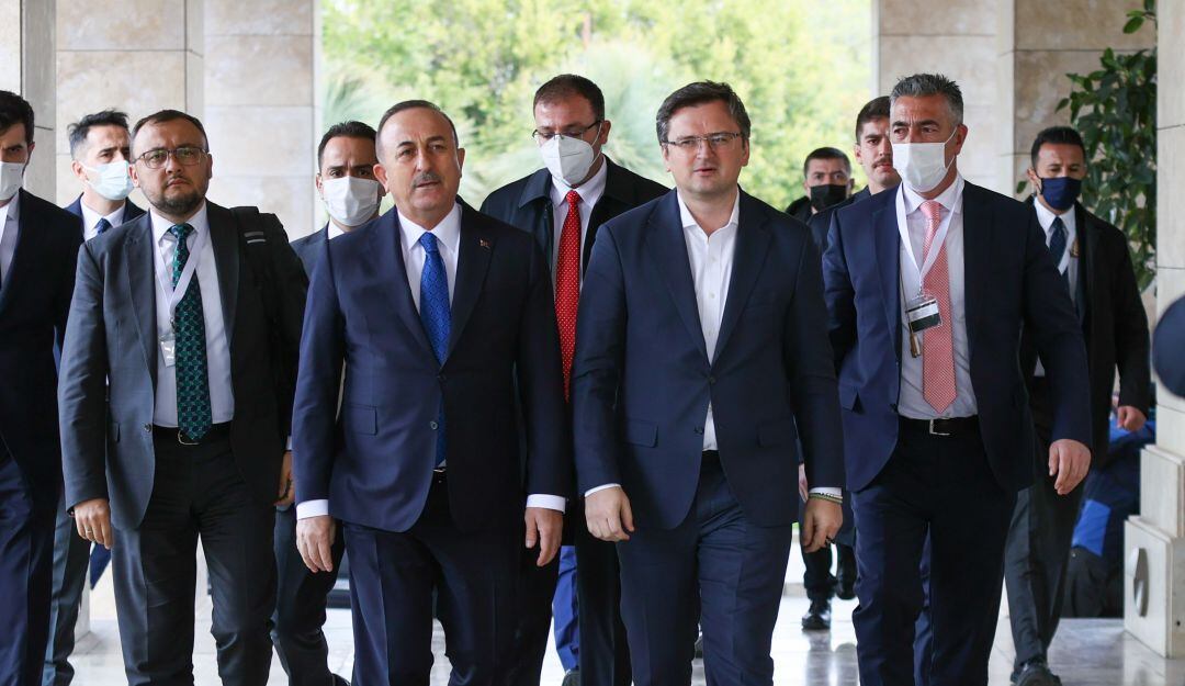 El canciller de Turquía recibió al ucraniano Dmitro Kuleba