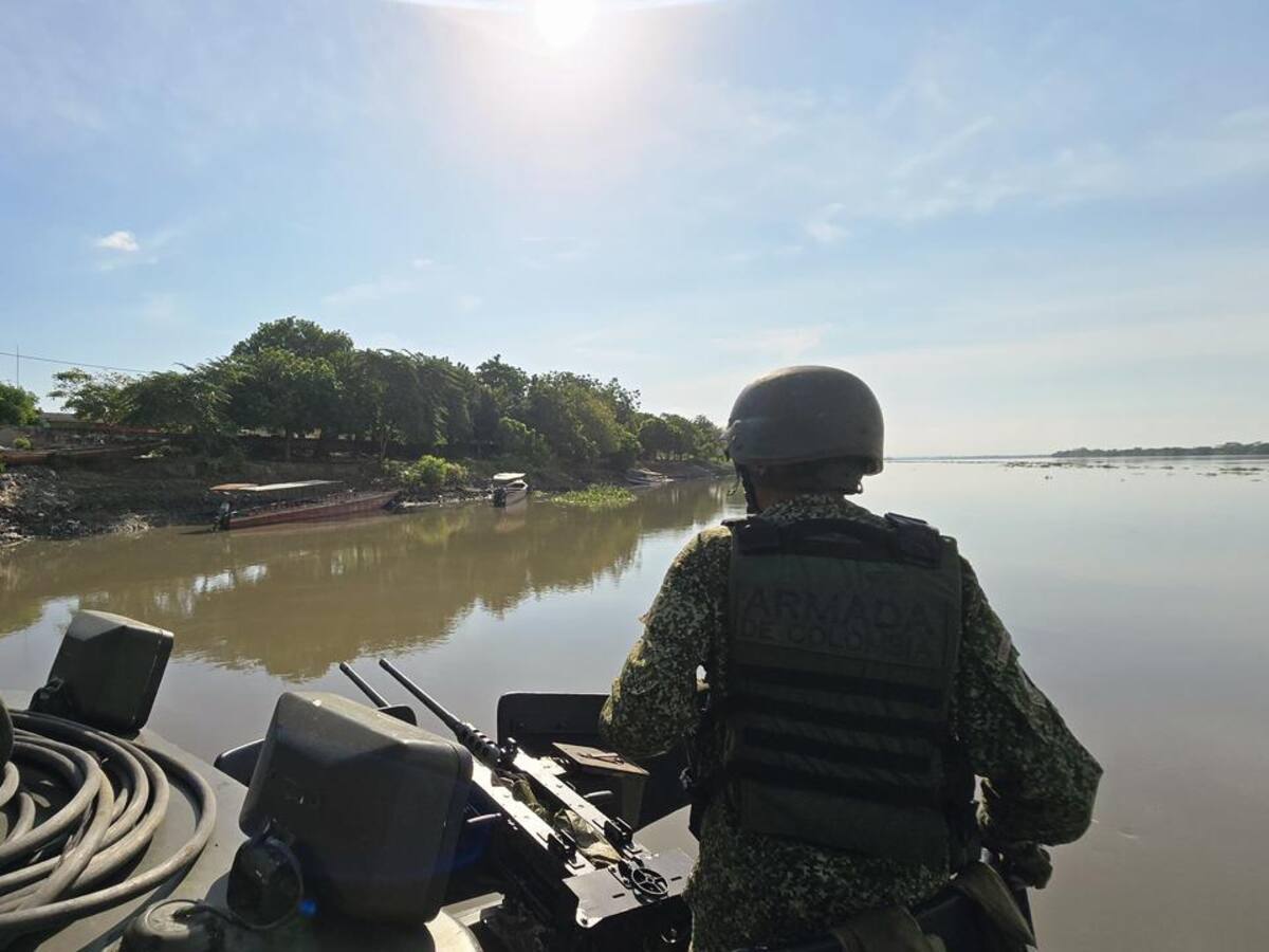 La Armada de Colombia intensifica la búsqueda de un adulto mayor desaparecido en el río Magdalena