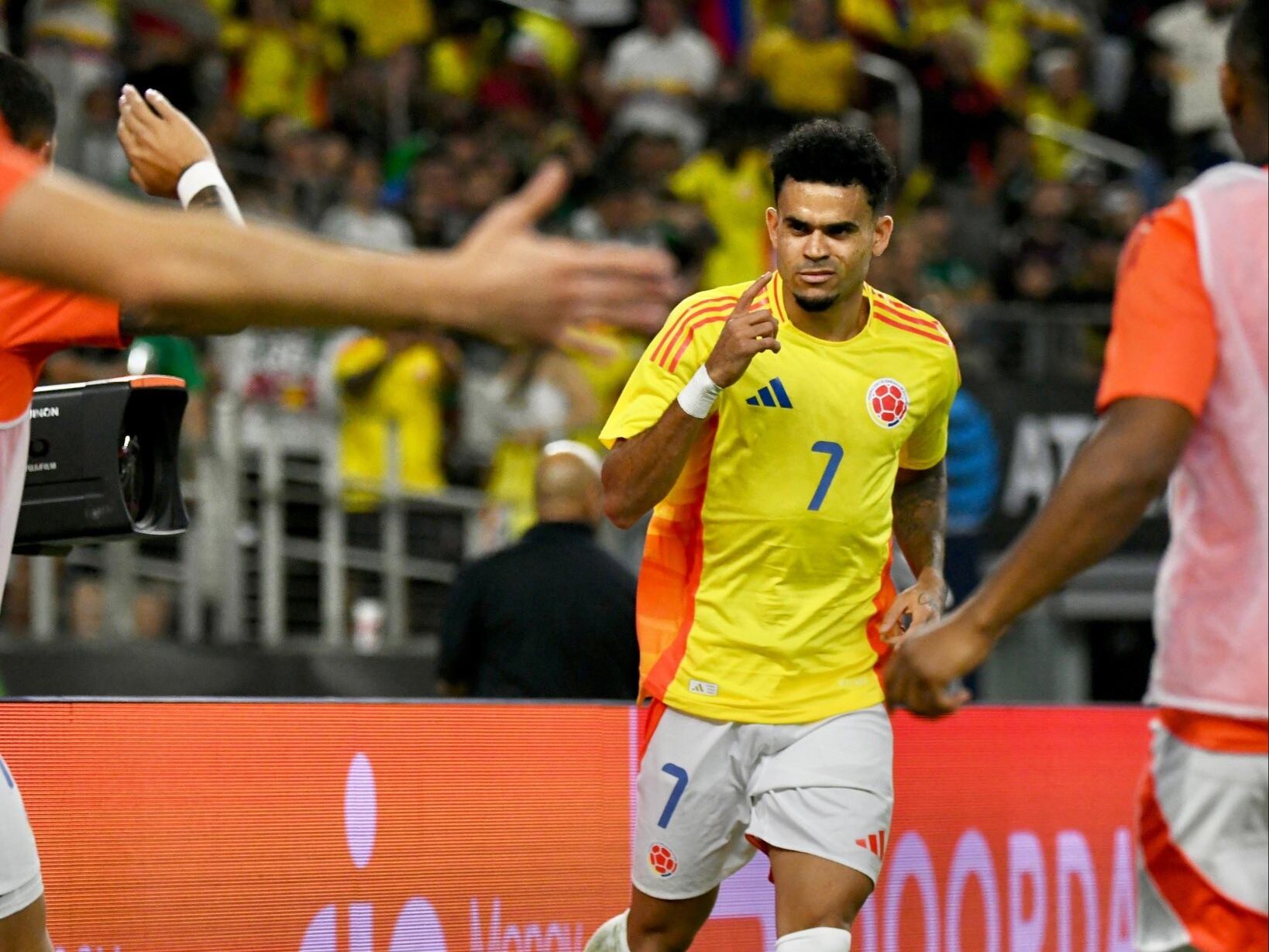 Luis Díaz festeja su gol con la Selección Colombia ante México / Twitter: @FCFseleccioncol.