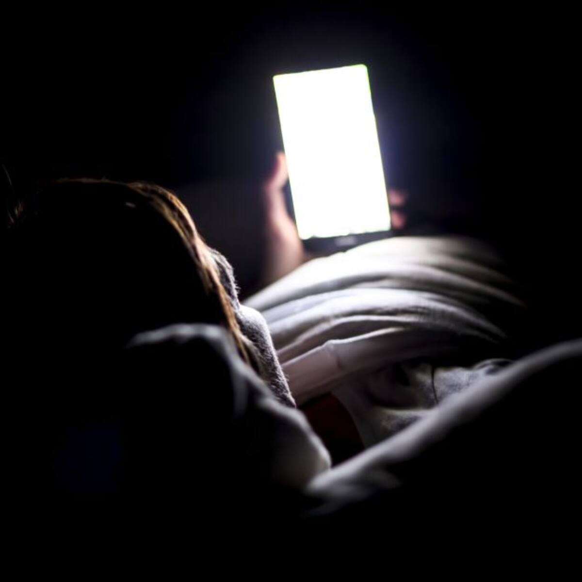 Por qué usar el celular antes de dormir podría traer problemas de salud