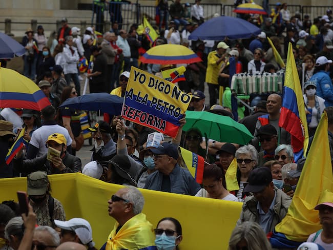 Imagen de referencia marchas en Bogotá vía Juancho Torres/Anadolu Agency via Getty Images)