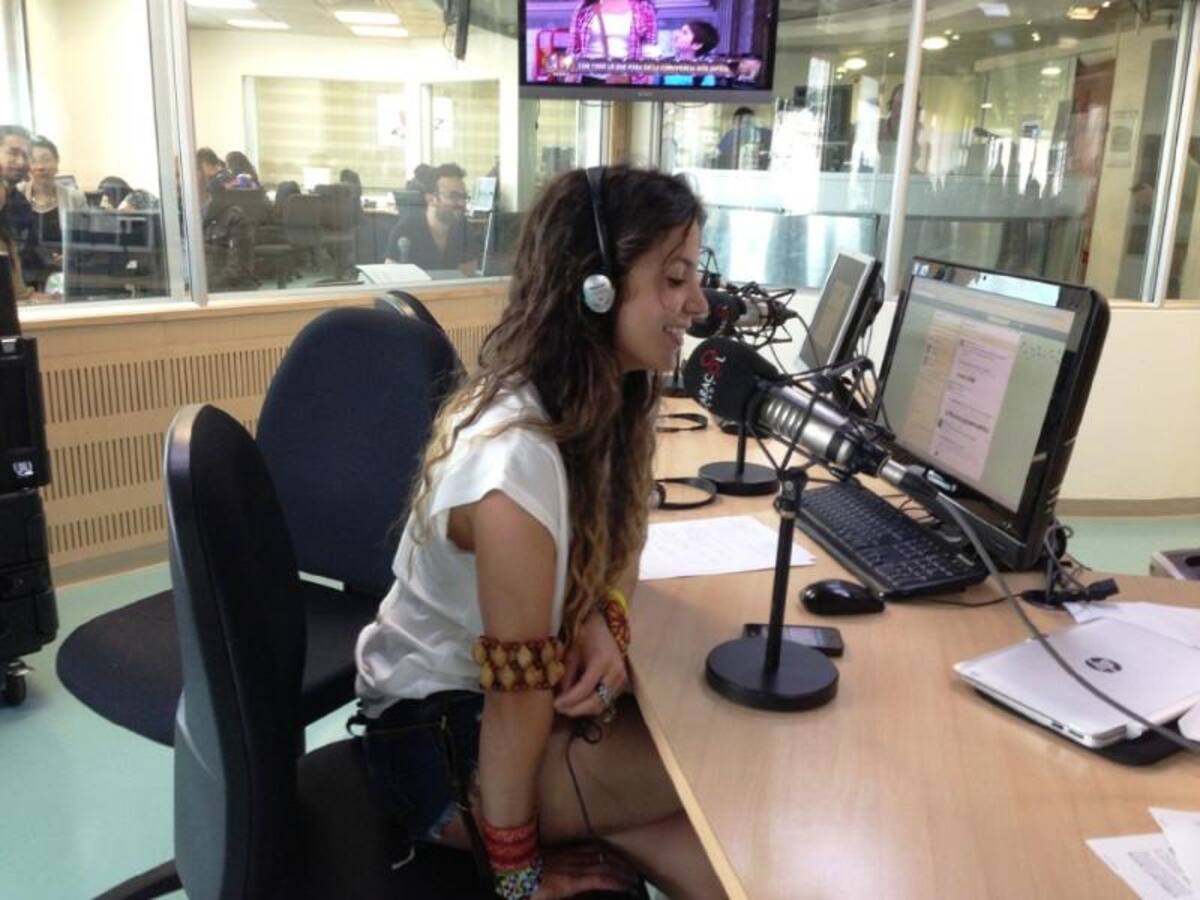 Duina del Mar presenta en Caracol Radio su nueva canción junto a Cabas, Besarte la boquita.
