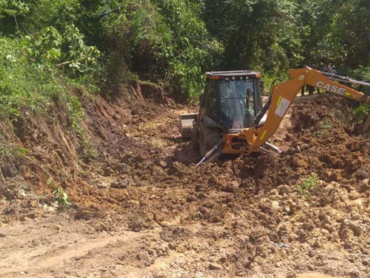 Campesinos trabajan en la recuperación de vías