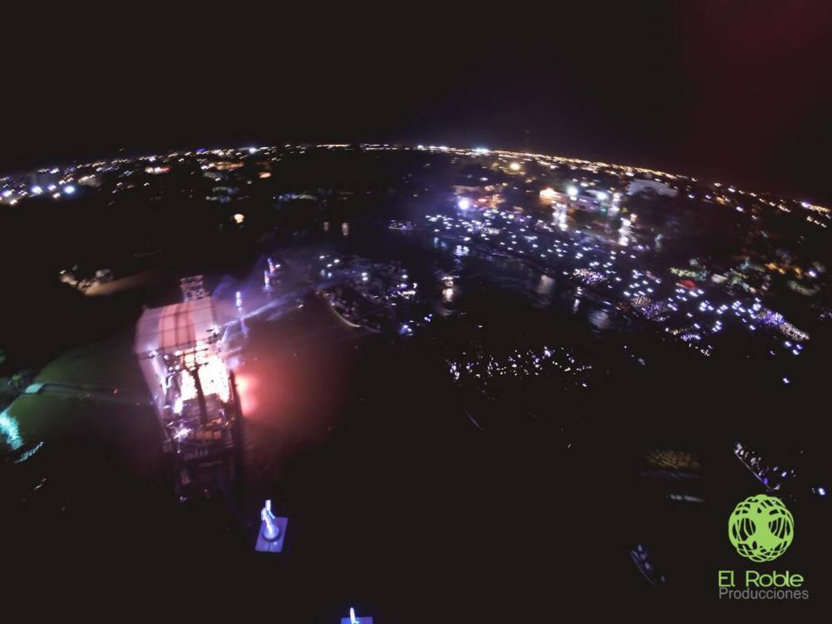 El artista hizo su presentación desde un planchó sobre el río Sinú. Foto: El Roble Producciones