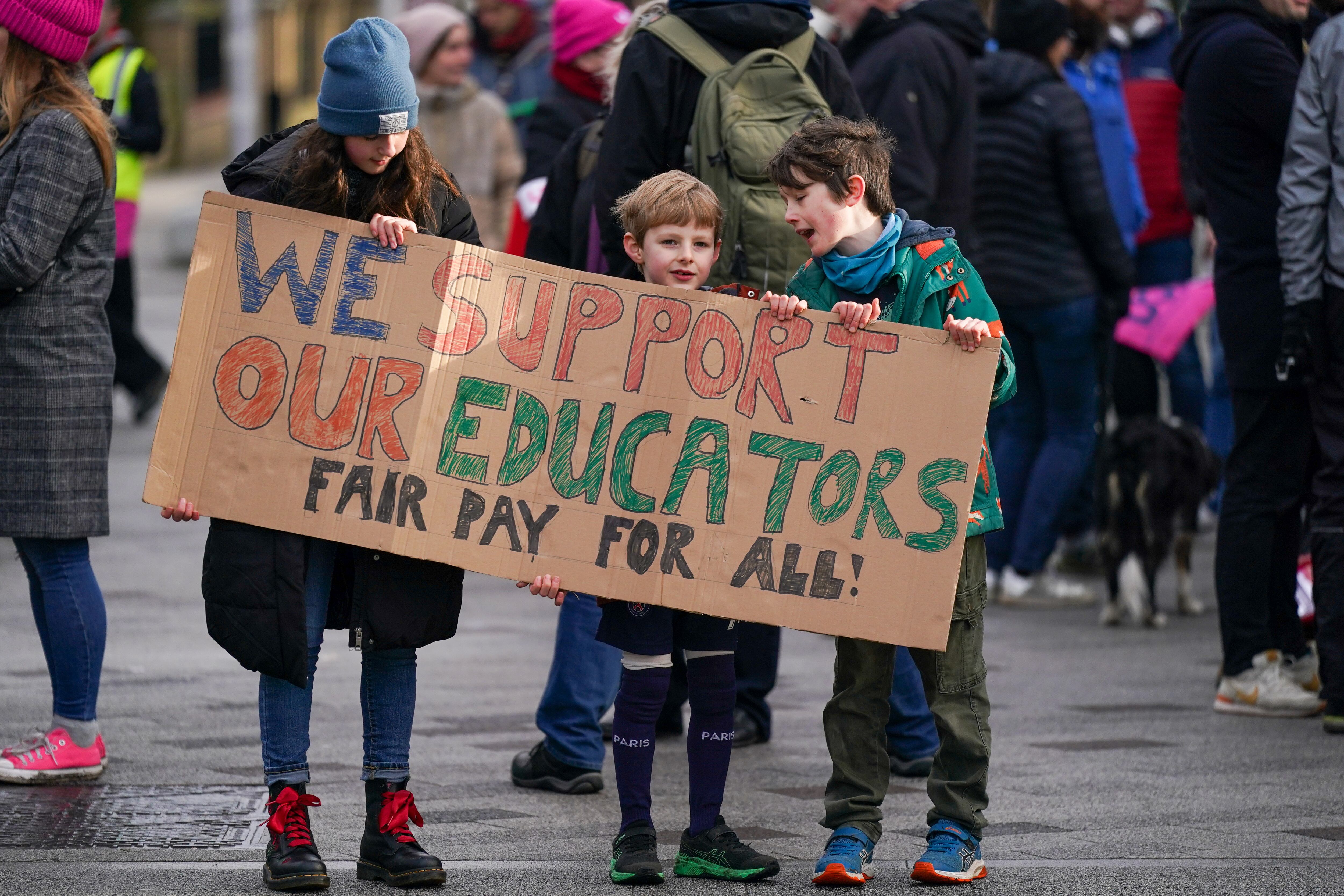 Niños en medio de las protestas docentes en Reino Unido. 
(Foto: Ian Forsyth/Getty Images)