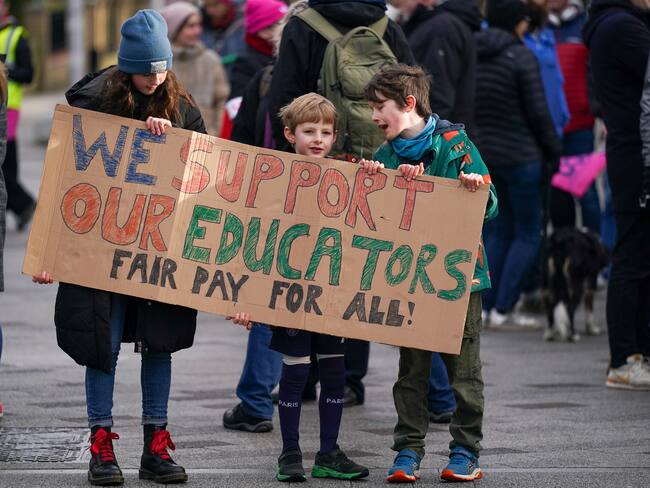 Niños en medio de las protestas docentes en Reino Unido. 
(Foto: Ian Forsyth/Getty Images)