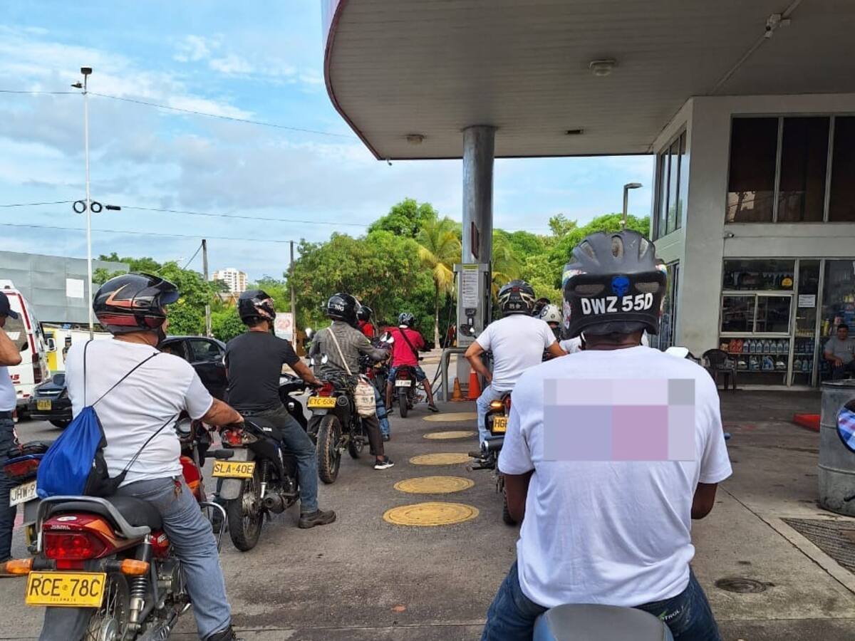 Reportan desabastecimiento de gasolina en Barrancabermeja por bloqueo vial