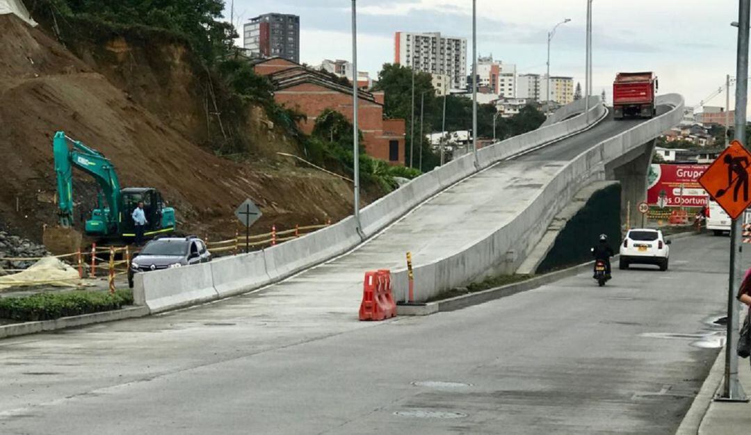 Puente obras sobre la Avenida Kevín Ángel