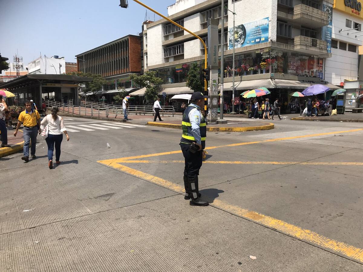 VIDEO: Retrocedió en plena carrera 15 para evadir retén